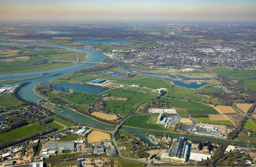 Wesel von oben - Uferbereiche entlang der Fluß- Mündung der Lippe in Wesel im Bundesland Nordrhein-Westfalen, Deutschland