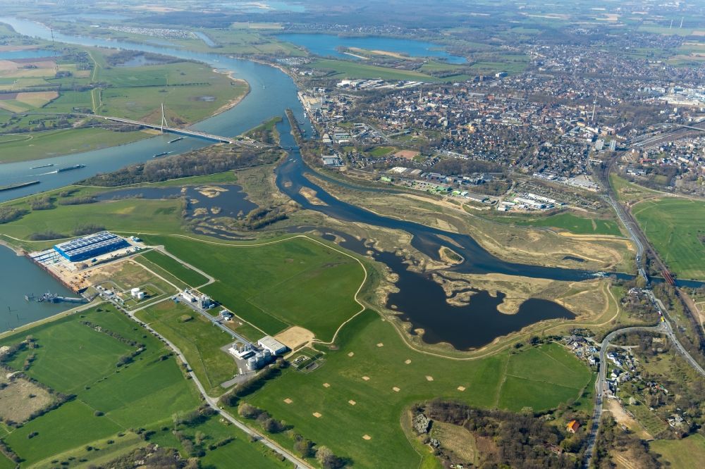 Wesel aus der Vogelperspektive: Uferbereiche entlang der Fluß- Mündung der Lippe in Wesel im Bundesland Nordrhein-Westfalen, Deutschland