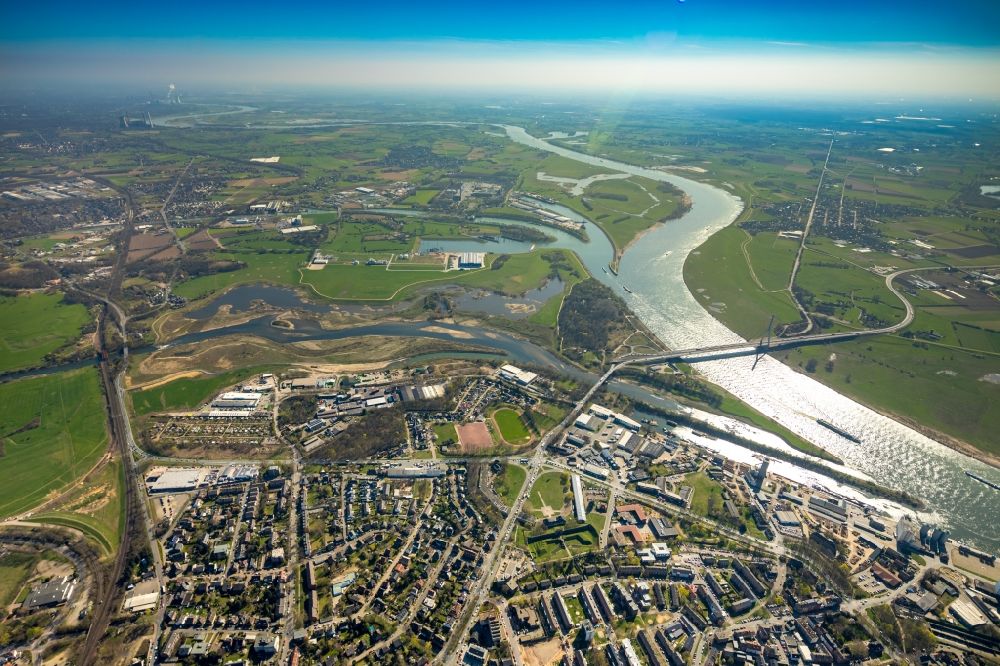 Wesel von oben - Uferbereiche entlang der Fluß- Mündung der Lippe in Wesel im Bundesland Nordrhein-Westfalen, Deutschland