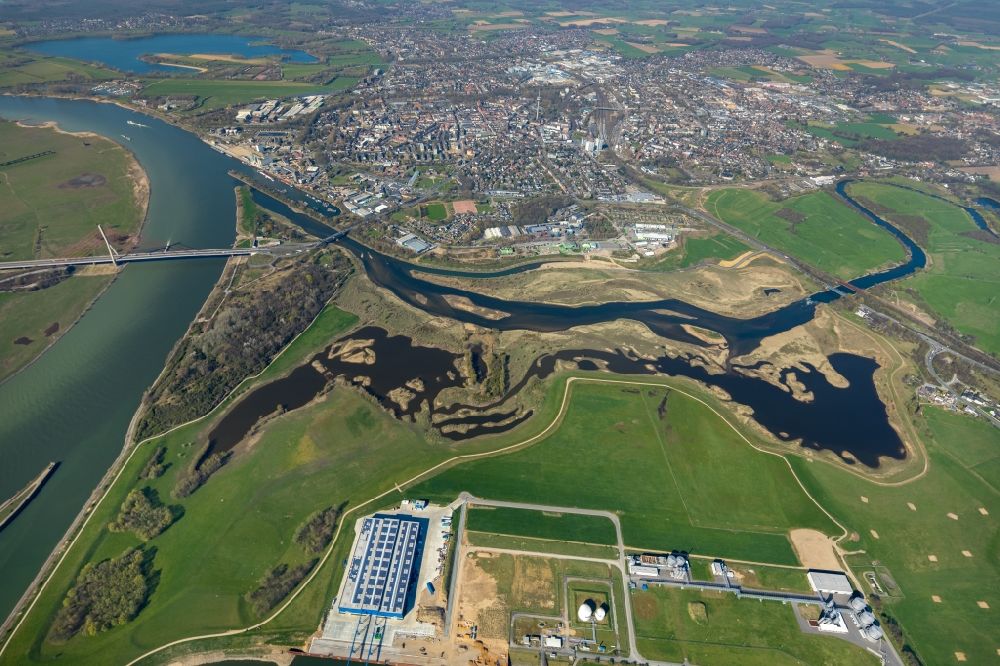 Luftaufnahme Wesel - Uferbereiche entlang der Fluß- Mündung der Lippe in Wesel im Bundesland Nordrhein-Westfalen, Deutschland