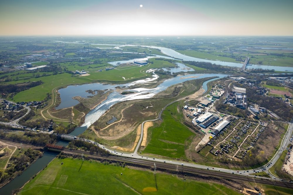 Luftbild Wesel - Uferbereiche entlang der Fluß- Mündung der Lippe in Wesel im Bundesland Nordrhein-Westfalen, Deutschland