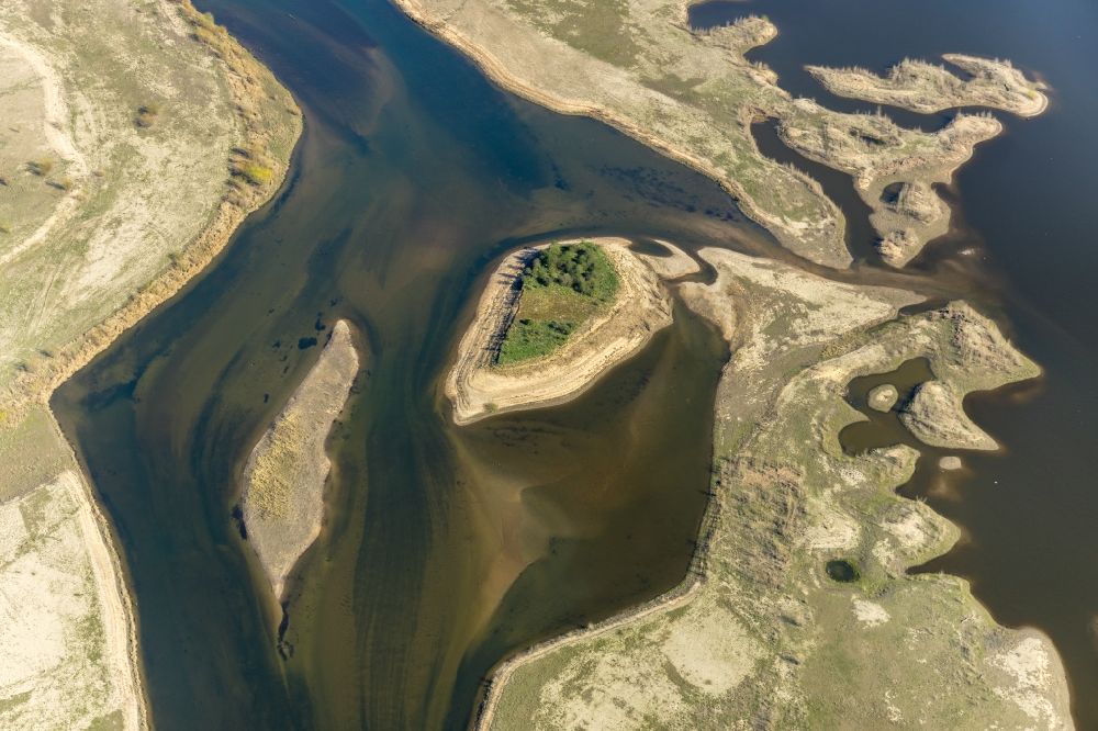 Wesel aus der Vogelperspektive: Uferbereiche entlang der Fluß- Mündung der Lippe in Wesel im Bundesland Nordrhein-Westfalen, Deutschland