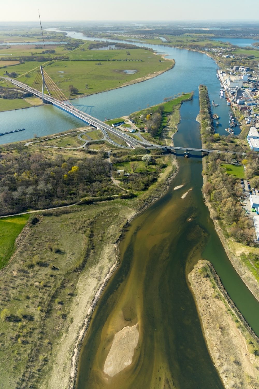 Luftaufnahme Wesel - Uferbereiche entlang der Fluß- Mündung der Lippe in Wesel im Bundesland Nordrhein-Westfalen, Deutschland