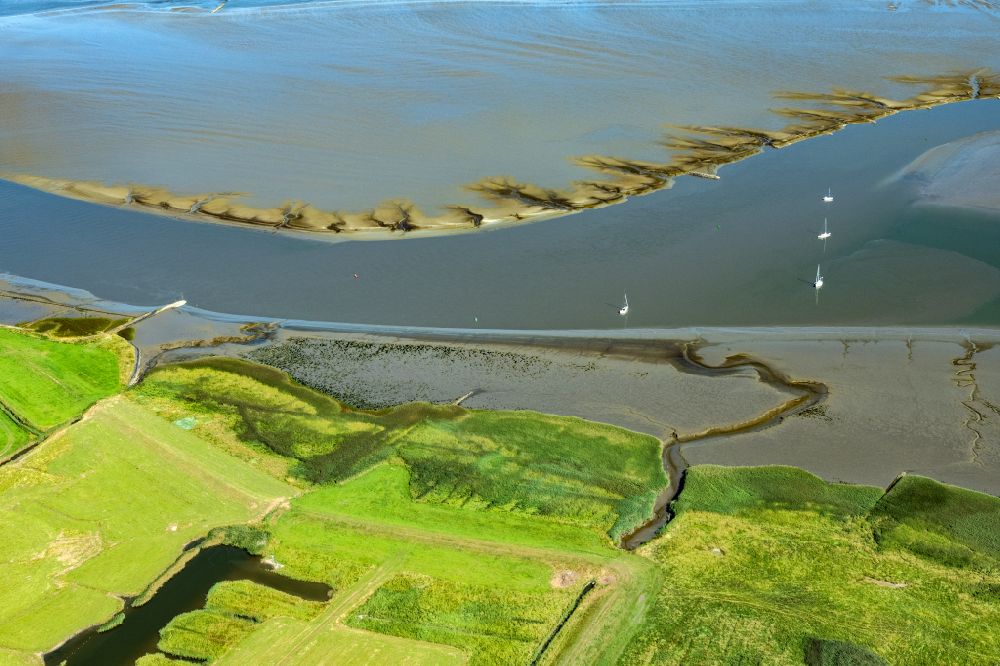 Balje aus der Vogelperspektive: Uferbereiche entlang der Fluß- Mündung der Oste in die Elbe in Balje im Bundesland Niedersachsen, Deutschland