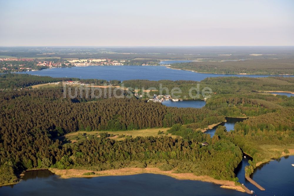 Luftbild Waren (Müritz) - Uferbereiche entlang der Fluß- Mündung des Reeckkanales in den Kölpinsee in Waren (Müritz) im Bundesland Mecklenburg-Vorpommern, Deutschland