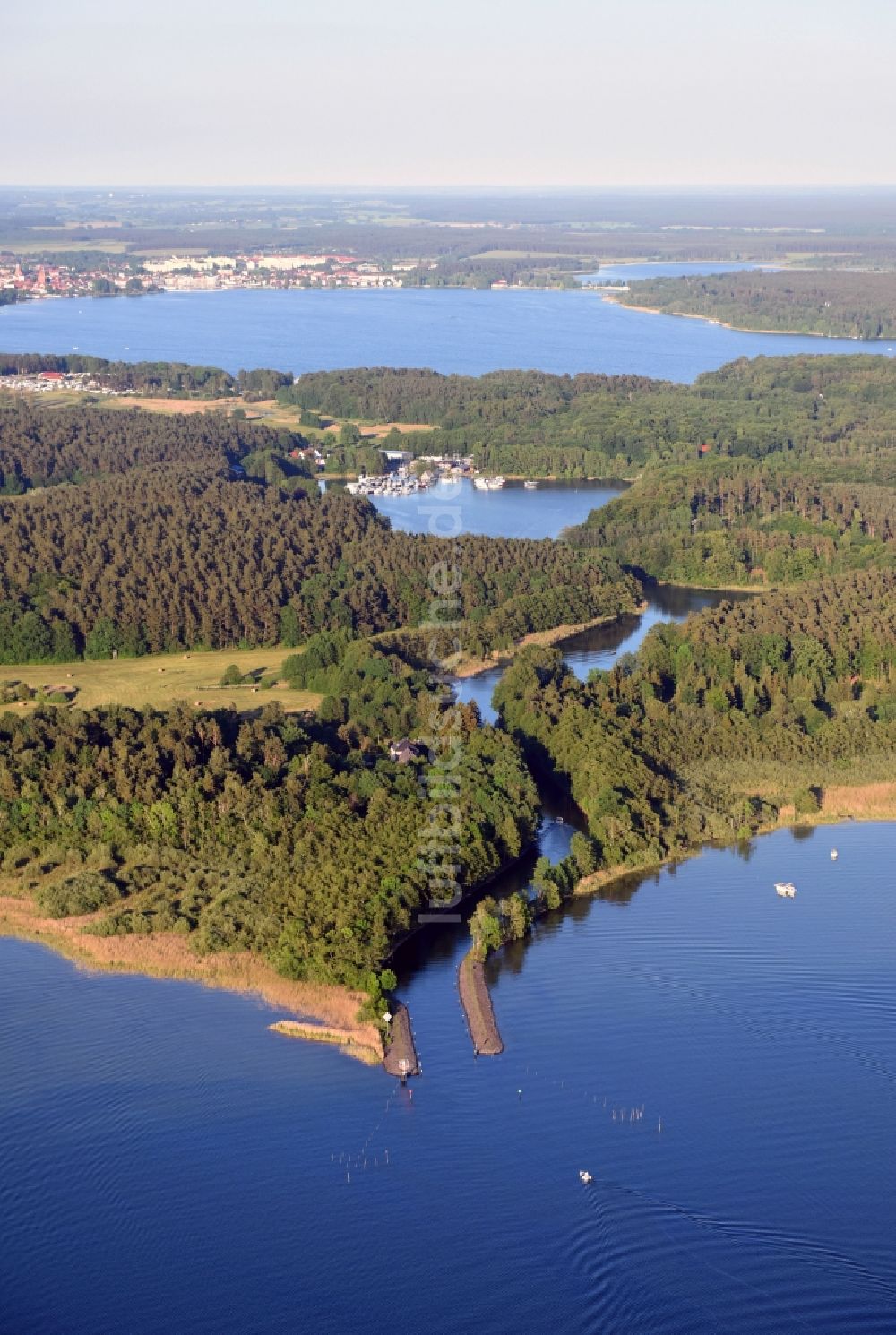 Luftaufnahme Waren (Müritz) - Uferbereiche entlang der Fluß- Mündung des Reeckkanales in den Kölpinsee in Waren (Müritz) im Bundesland Mecklenburg-Vorpommern, Deutschland