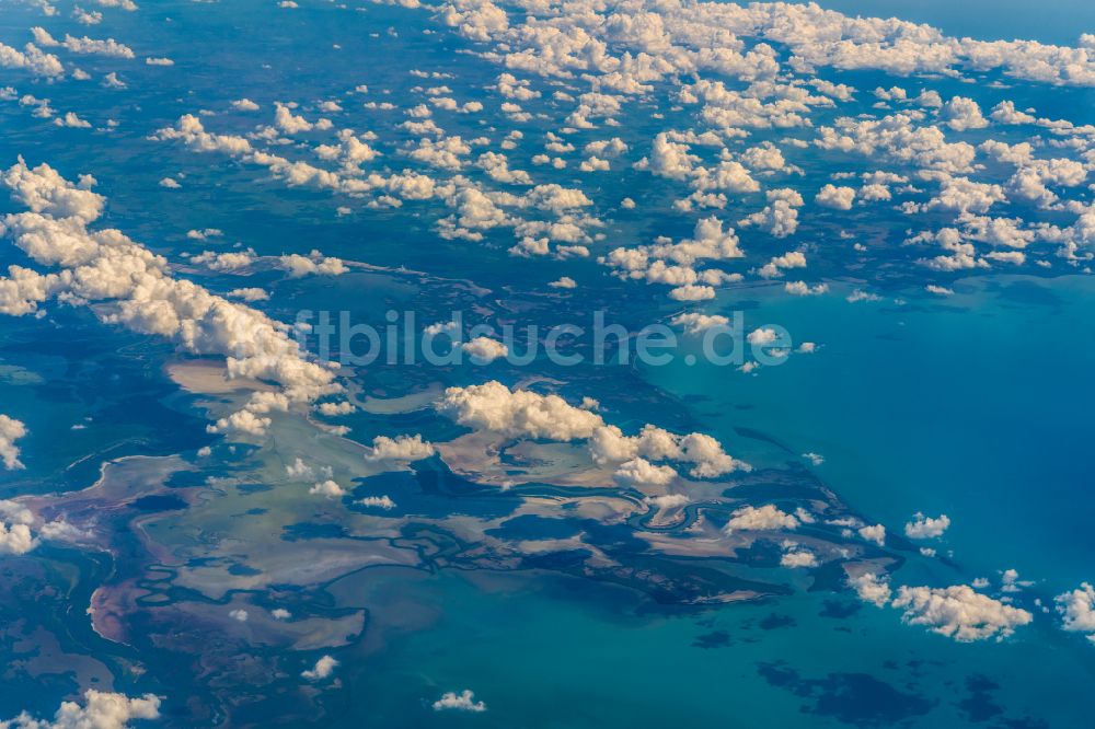 Luftaufnahme Angostura - Uferbereiche entlang der Fluß- Mündung Rio Cauto in Angostura in Granma, Kuba