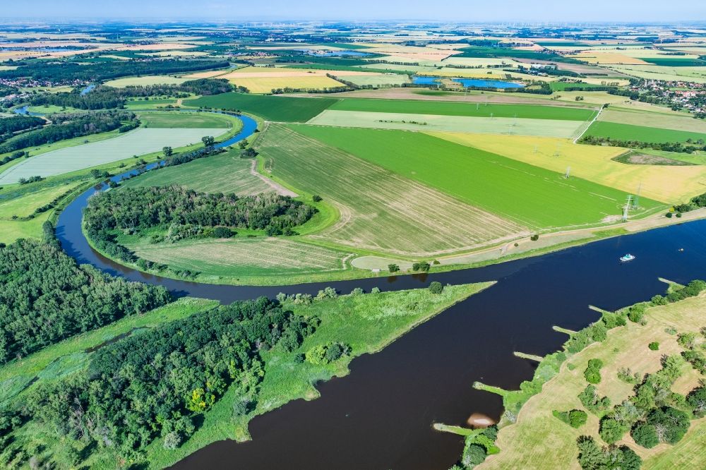 Barby (Elbe) aus der Vogelperspektive: Uferbereiche entlang der Fluß- Mündung Saale und Elbe bei Barby im Bundesland Sachsen-Anhalt, Deutschland
