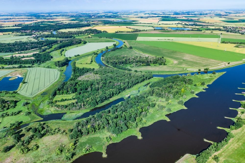 Luftaufnahme Barby (Elbe) - Uferbereiche entlang der Fluß- Mündung Saale und Elbe bei Barby im Bundesland Sachsen-Anhalt, Deutschland