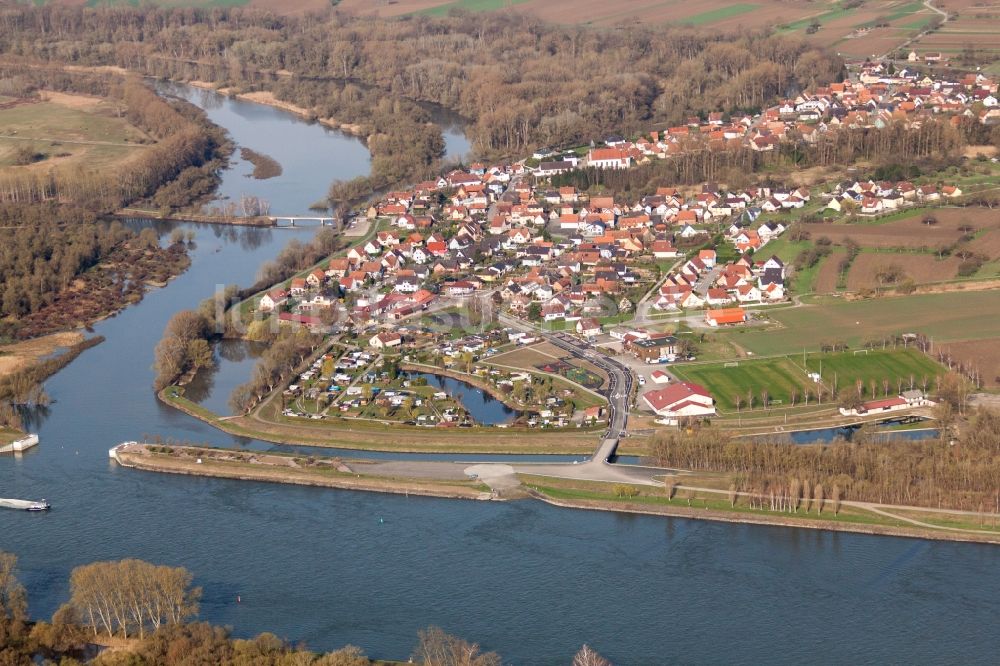 Munchhausen von oben - Uferbereiche entlang der Fluß- Mündung der Sauer in Munchhausen in Grand Est, Frankreich