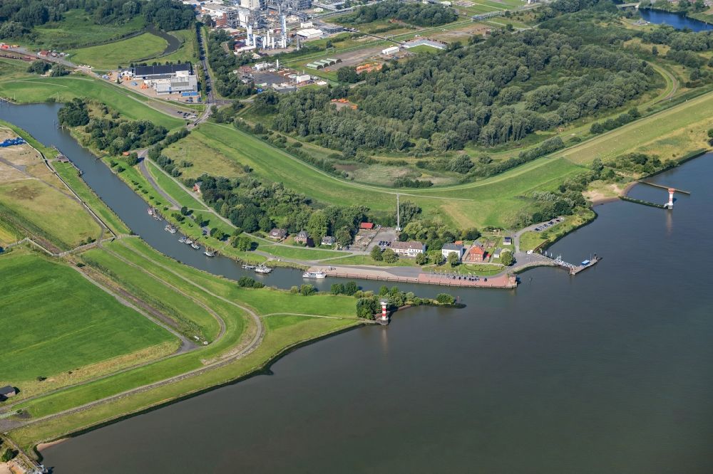 Luftaufnahme Stade - Uferbereiche entlang der Fluß- Mündung Schwinge in die Elbe bei Stade im Bundesland Niedersachsen, Deutschland