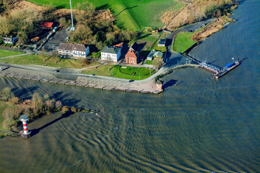 Luftaufnahme Stade - Uferbereiche entlang der Fluß- Mündung Schwinge in die Elbe bei Stade im Bundesland Niedersachsen, Deutschland