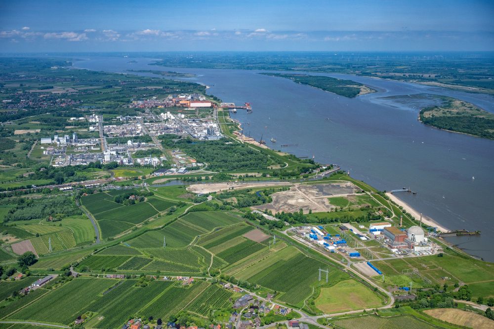 Stade von oben - Uferbereiche entlang der Fluß- Mündung Schwinge in die Elbe bei Stade im Bundesland Niedersachsen, Deutschland