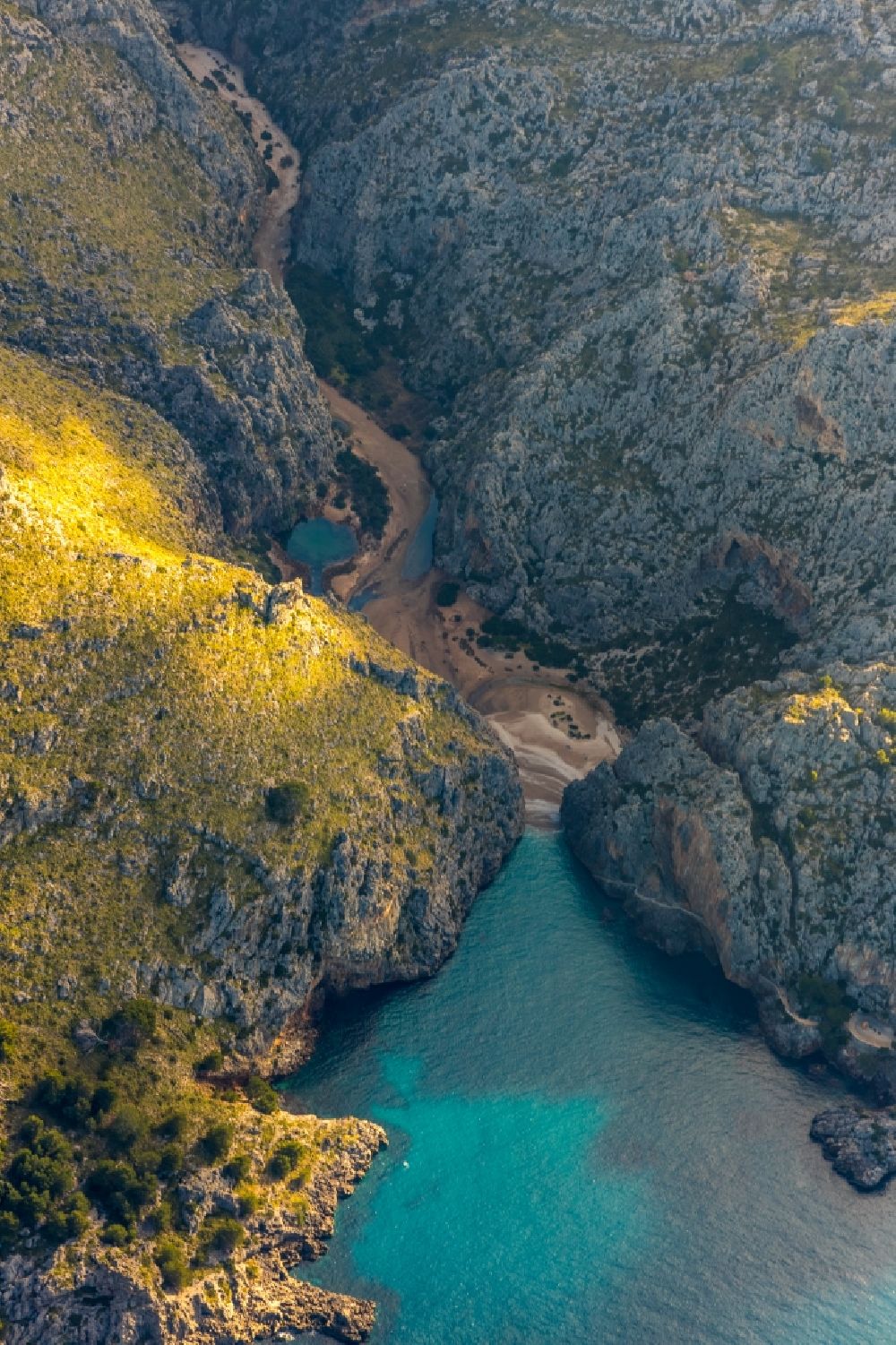 Escorca von oben - Uferbereiche entlang der Fluß- Mündung des Torrent de Pareis in Escorca in Balearische Insel Malorca, Spanien