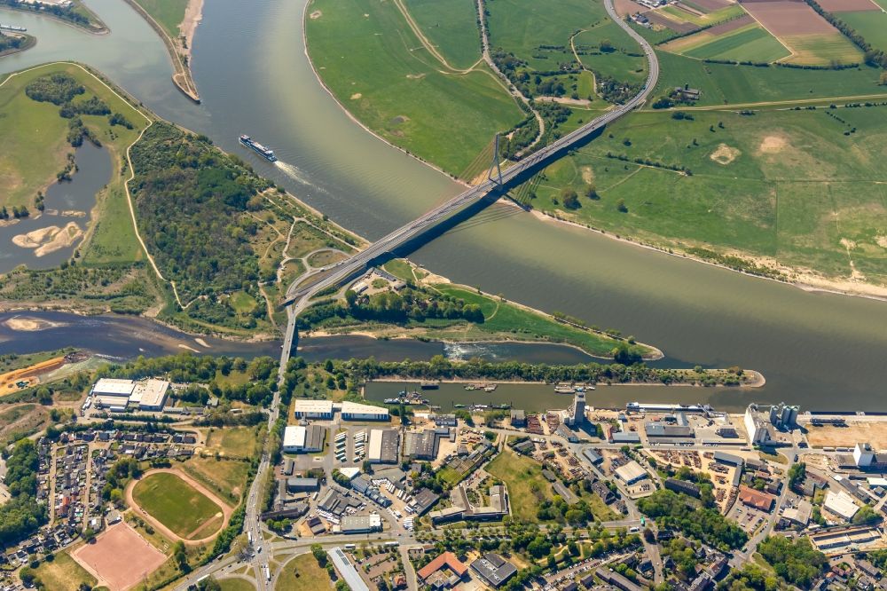 Luftbild Wesel - Uferbereiche entlang der Fluss- Mündung der Lippe in den Rhein in Wesel im Bundesland Nordrhein-Westfalen, Deutschland