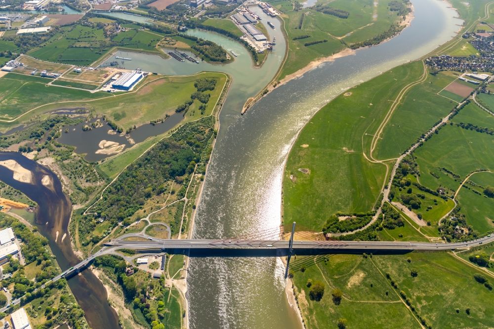 Luftaufnahme Wesel - Uferbereiche entlang der Fluss- Mündung der Lippe in den Rhein in Wesel im Bundesland Nordrhein-Westfalen, Deutschland