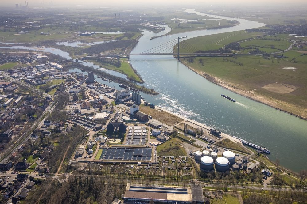 Luftbild Wesel - Uferbereiche entlang der Fluss- Mündung der Lippe in den Rhein in Wesel im Bundesland Nordrhein-Westfalen, Deutschland