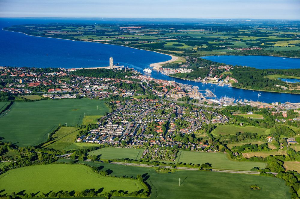 Luftaufnahme Travemünde - Uferbereiche entlang der Fluss- Mündung der Trave in die Ostsee in Travemünde im Bundesland Schleswig-Holstein, Deutschland