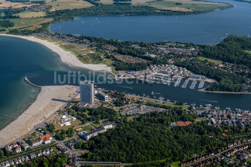 Luftaufnahme Travemünde - Uferbereiche entlang der Fluss- Mündung der Trave in Travemünde im Bundesland Schleswig-Holstein, Deutschland