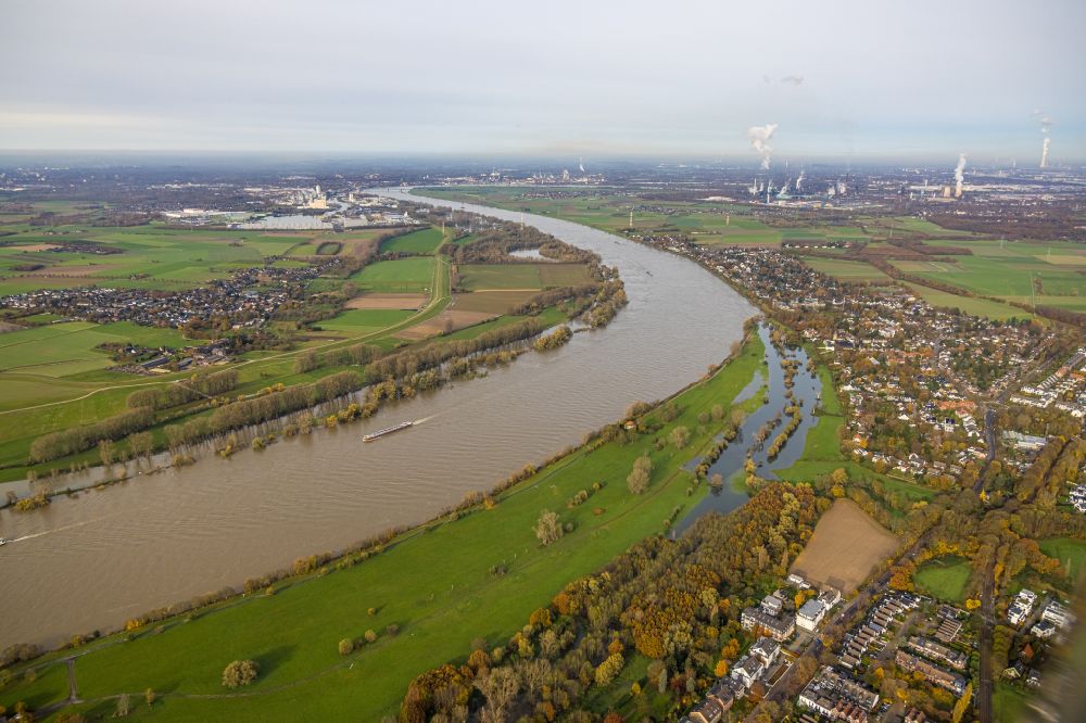 Luftaufnahme Wittlaer - Uferbereiche am Fluss Rhein in Wittlaer im Bundesland Nordrhein-Westfalen, Deutschland