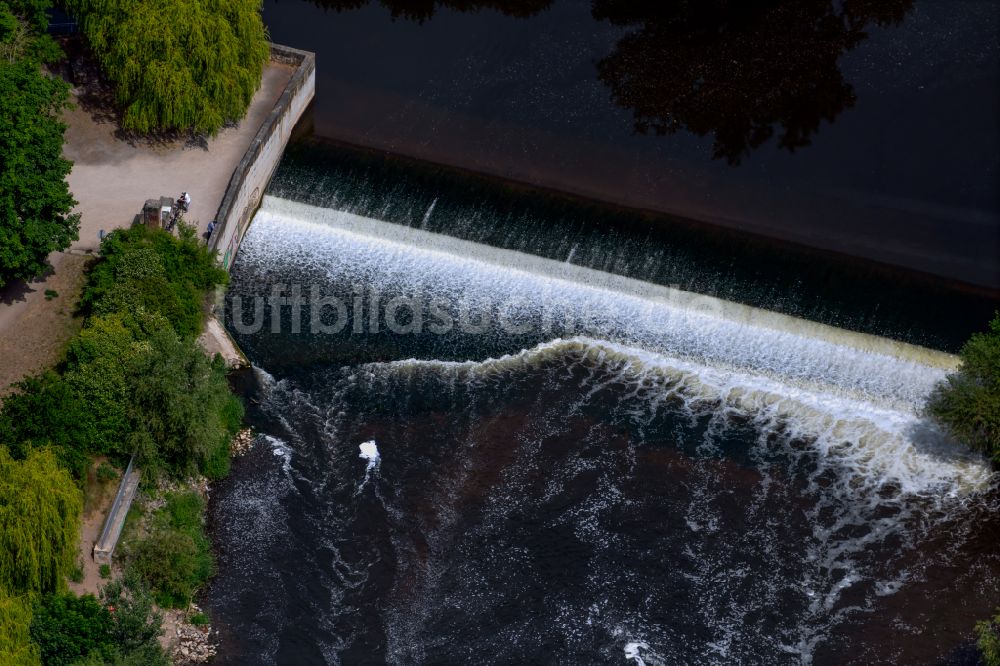 Luftaufnahme Hannover - Uferbereiche des Flussbett der Leine mit Döhren Leineinsel-Wasserfall in Hannover im Bundesland Niedersachsen, Deutschland