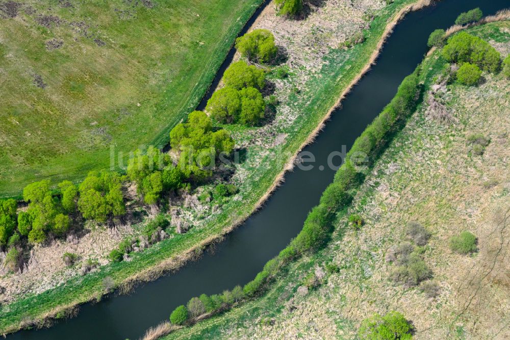 Luftaufnahme Fehrbellin - Uferbereiche am Flußverlauf Alter Rhin in Fehrbellin im Bundesland Brandenburg, Deutschland