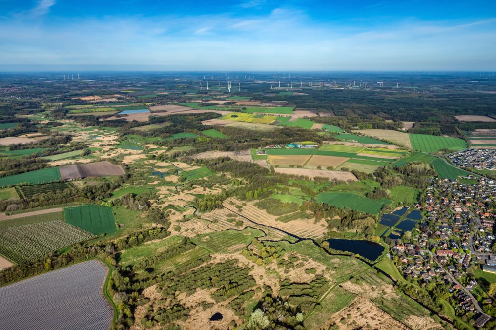 Bliedersdorf aus der Vogelperspektive: Uferbereiche am Flußverlauf Aue in Bliedersdorf im Bundesland Niedersachsen, Deutschland