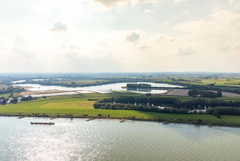 Luftbild Rees - Uferbereiche am Flußverlauf Bijlands Kanal des Rhein in Rees im Bundesland Nordrhein-Westfalen, Deutschland
