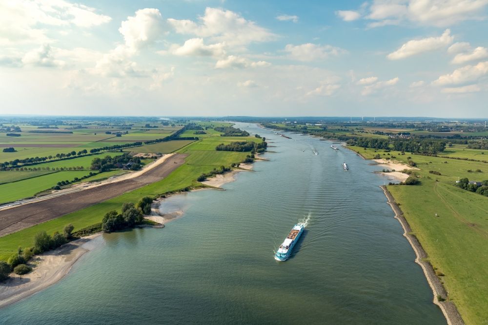 Luftaufnahme Rees - Uferbereiche am Flußverlauf Bijlands Kanal des Rhein in Rees im Bundesland Nordrhein-Westfalen, Deutschland