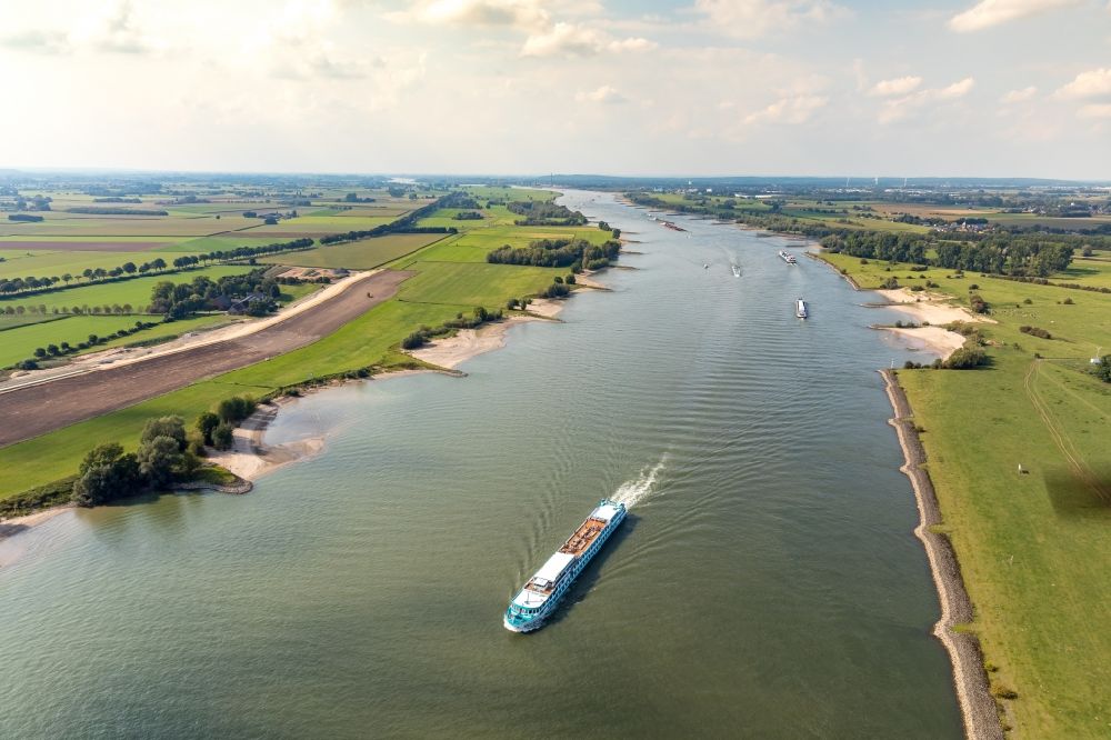 Rees aus der Vogelperspektive: Uferbereiche am Flußverlauf Bijlands Kanal des Rhein in Rees im Bundesland Nordrhein-Westfalen, Deutschland