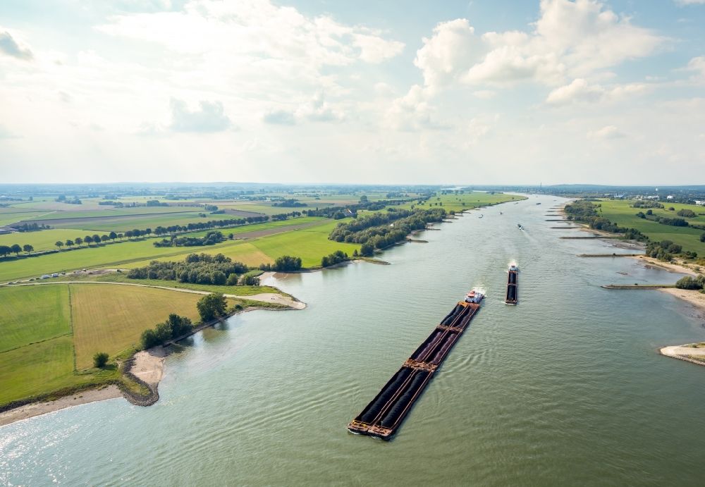 Luftbild Rees - Uferbereiche am Flußverlauf Bijlands Kanal des Rhein in Rees im Bundesland Nordrhein-Westfalen, Deutschland
