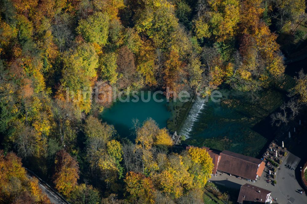 Luftbild Blaubeuren - Uferbereiche am Flußverlauf des Blautopf am Wehr und Aussichtspunkt Die schöne Lau in Blaubeuren im Bundesland Baden-Württemberg, Deutschland