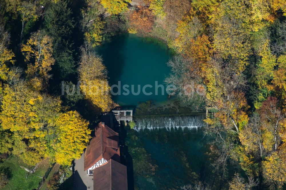 Luftaufnahme Blaubeuren - Uferbereiche am Flußverlauf des Blautopf am Wehr und Aussichtspunkt Die schöne Lau in Blaubeuren im Bundesland Baden-Württemberg, Deutschland