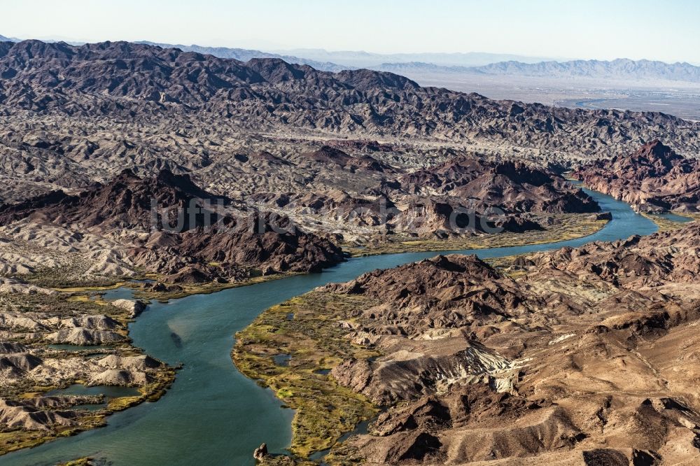 Luftaufnahme Havasu Lake - Uferbereiche am Flußverlauf des Colorado River in in Kalifornien, USA