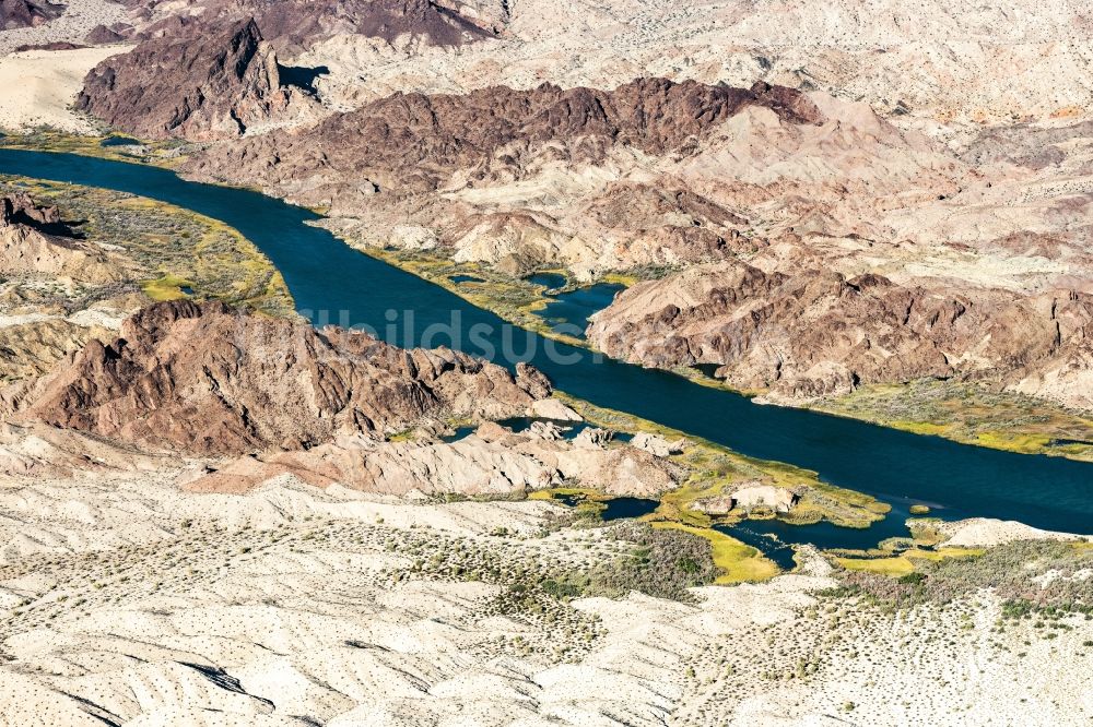 Havasu Lake von oben - Uferbereiche am Flußverlauf des Colorado River in in Kalifornien, USA