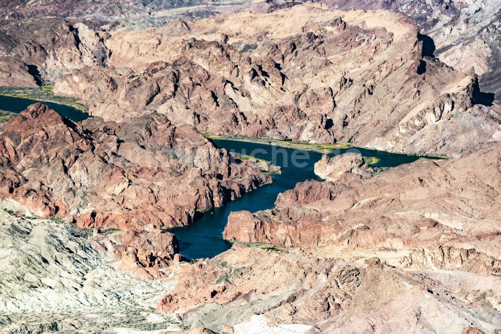 Havasu Lake aus der Vogelperspektive: Uferbereiche am Flußverlauf des Colorado River in in Kalifornien, USA