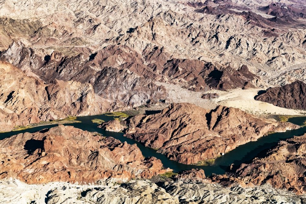 Havasu Lake aus der Vogelperspektive: Uferbereiche am Flußverlauf des Colorado River in in Kalifornien, USA