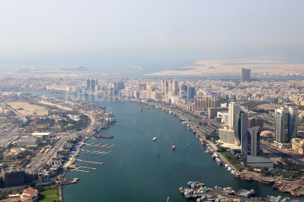 Dubai von oben - Uferbereiche am Flußverlauf The Creek im Ortsteil Bur Dubai in Dubai in Vereinigte Arabische Emirate
