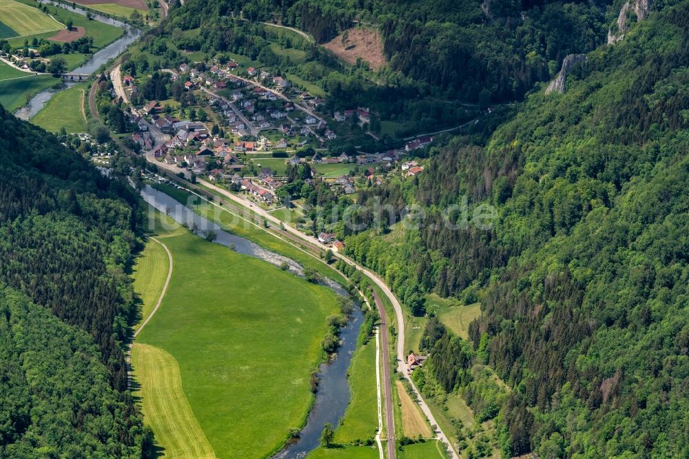 Luftaufnahme Hausen im Tal - Uferbereiche am Flußverlauf der Donau in Hausen im Tal im Bundesland Baden-Württemberg, Deutschland