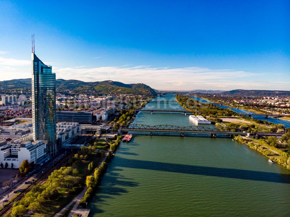 Luftaufnahme Wien - Uferbereiche am Flußverlauf der Donau mit Millenium-Tower in Wien in Österreich