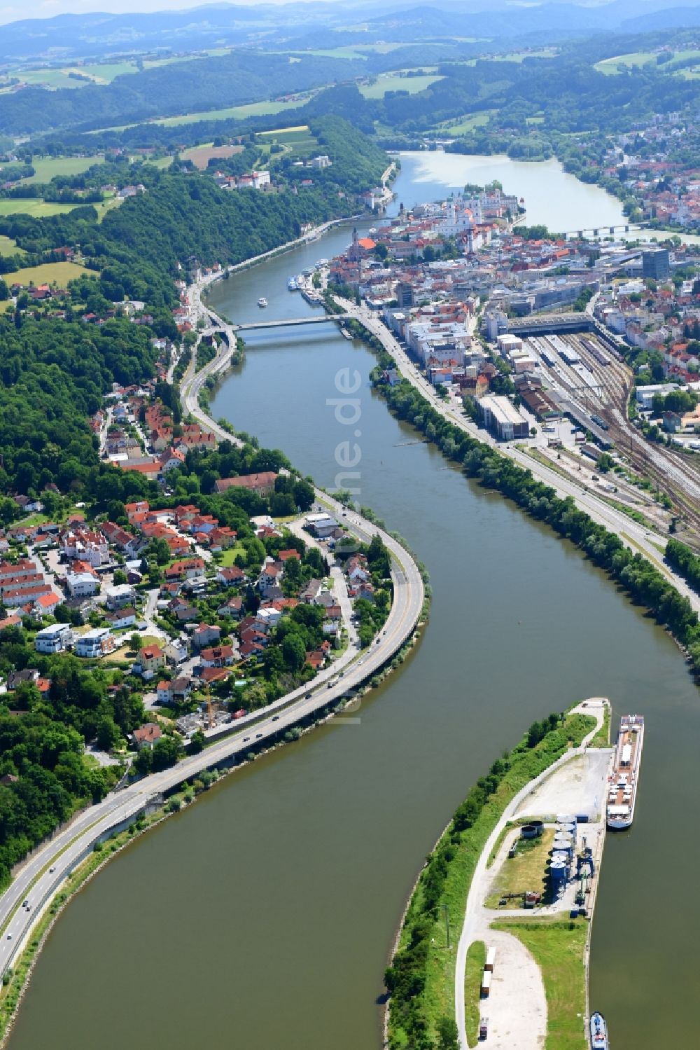 Passau von oben - Uferbereiche am Flußverlauf der Donau in Passau im Bundesland Bayern, Deutschland