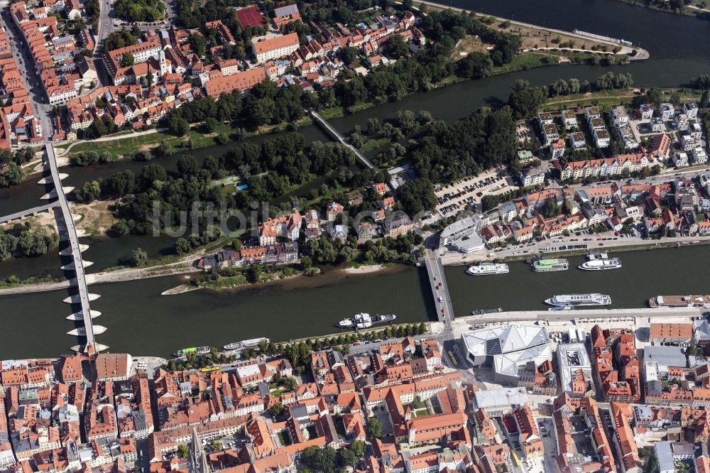Luftbild Regensburg - Uferbereiche am Flußverlauf der Donau mit der Steinernen Brücke in Regensburg im Bundesland Bayern, Deutschland