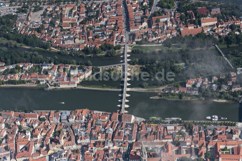 Luftaufnahme Regensburg - Uferbereiche am Flußverlauf der Donau mit der Steinernen Brücke in Regensburg im Bundesland Bayern, Deutschland