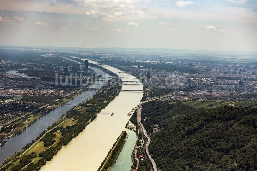 Wien aus der Vogelperspektive: Uferbereiche am Flußverlauf der Donau in Wien in Österreich