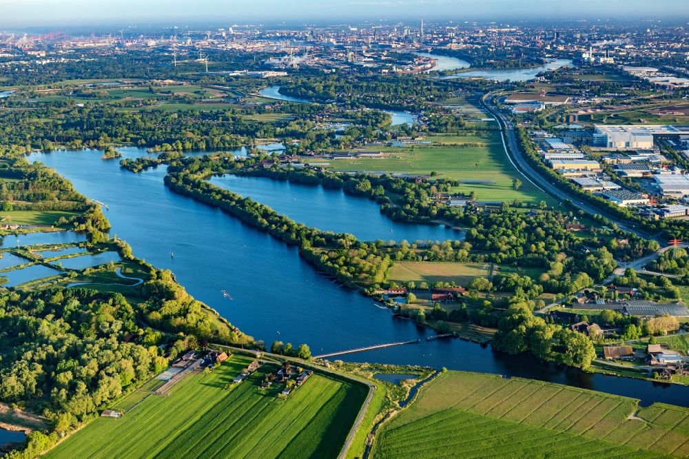 Luftbild Hamburg - Uferbereiche am Flußverlauf der Dove-Elbe am Eichbaumsee im Ortsteil Allermöhe in Hamburg, Deutschland