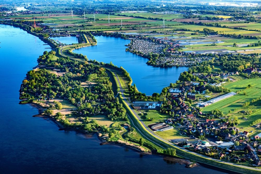 Hamburg aus der Vogelperspektive: Uferbereiche am Flußverlauf der Elbe mit Blick auf den Hohendeicher See und den Hafen Oortkaten in Hamburg, Deutschland