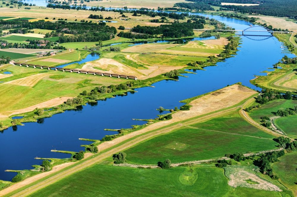 Luftbild Dömitz - Uferbereiche am Flußverlauf Elbe in Dömitz im Bundesland Mecklenburg-Vorpommern, Deutschland