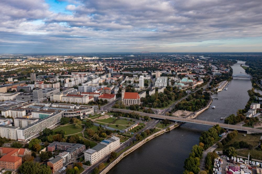 Luftbild Magdeburg - Uferbereiche am Flußverlauf der Elbe an den Elbtreppen in Magdeburg im Bundesland Sachsen-Anhalt, Deutschland