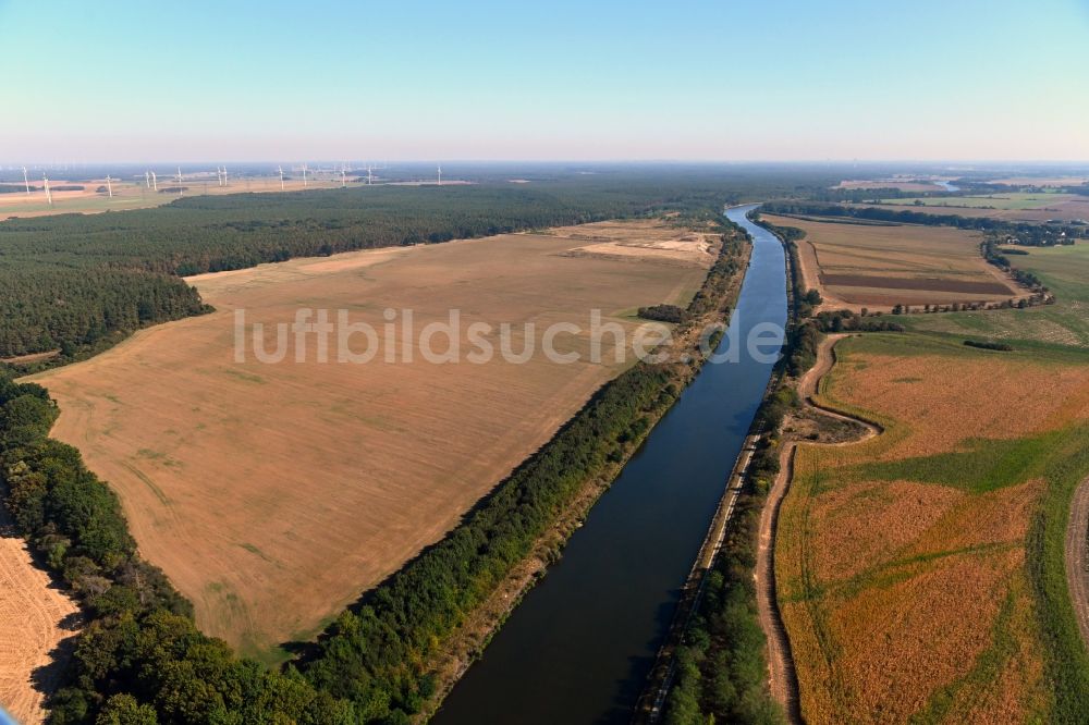 Bergzow von oben - Uferbereiche am Flußverlauf des Elbe-Havel-Kanal in Bergzow im Bundesland Sachsen-Anhalt, Deutschland