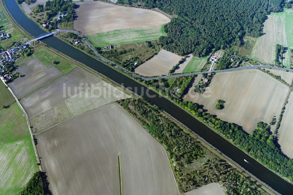 Elbe-Parey aus der Vogelperspektive: Uferbereiche am Flußverlauf des Elbe-Havel-Kanal in Elbe-Parey im Bundesland Sachsen-Anhalt, Deutschland